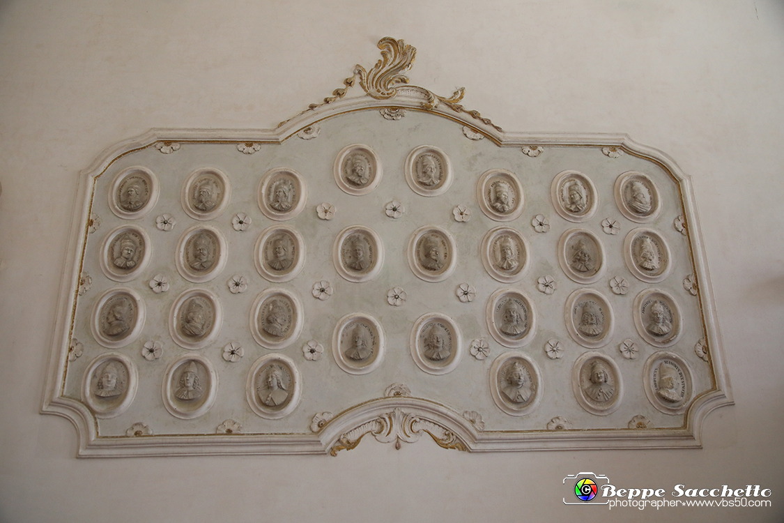 VBS_6684 - Villa Pisani - Stra (Venezia).jpg - SALA DEI DOGI  All'interno di cornici in stucco trovano posto rilievi di epoche diverse, alcuni di essi della collezione Pisani. Alle pareti vi sono i ritratti di tutti i 120 dogi veneziani, opere di ignoto autore settecentesco (nella penultima riga, Alvise Pisani, eletto doge nel 1735, 114° doge). 
